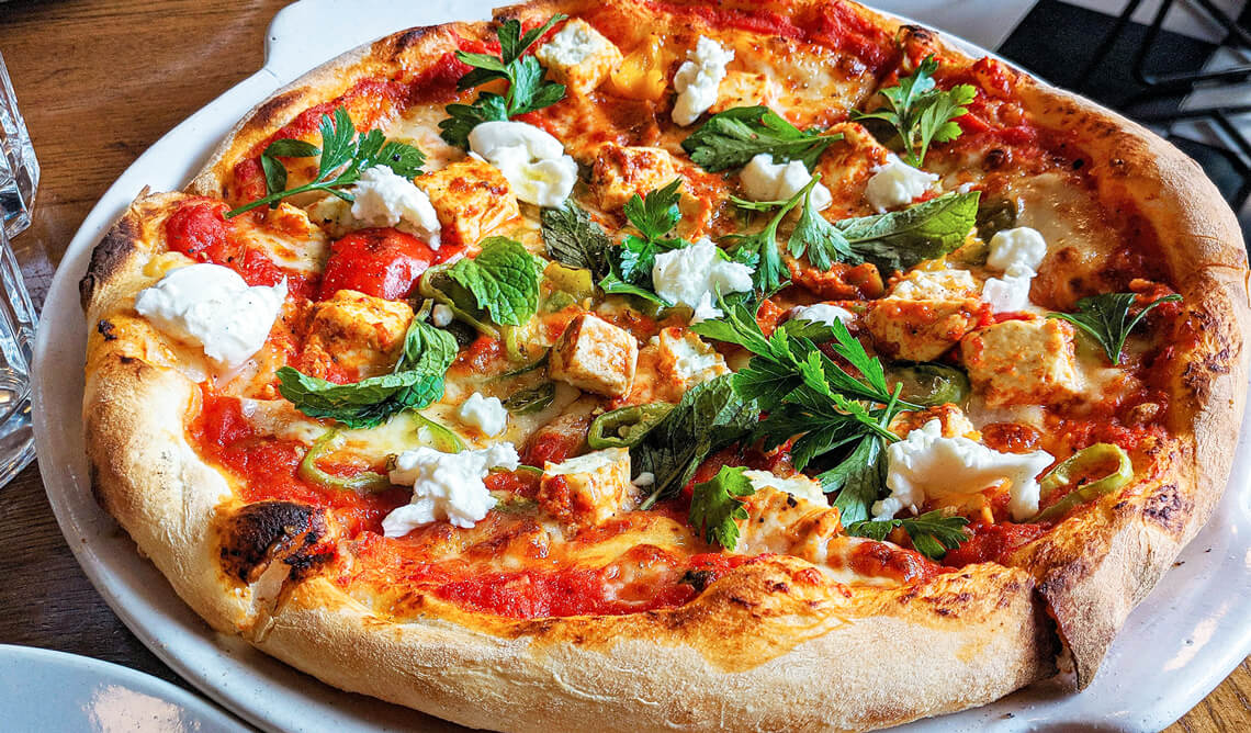 Gorąca pizza ze świeżymi składnikami – propozycja z menu pizzerii w Mszanie Dolnej przy ul. Krakowskiej 3.