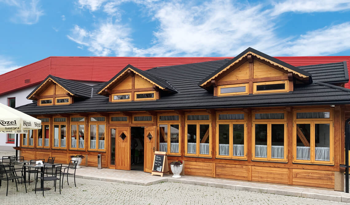 Wejście do restauracji Sting Bistro & Catering w Mszanie Dolnej – widok od strony prywatnego parkingu