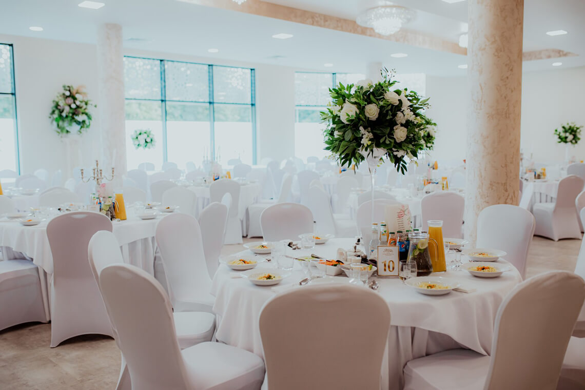 Jasna sala weselna w Mszanie Dolnej – Sting Centrum Konferencyjno-Bankietowe, widok na stoły gości weselnych